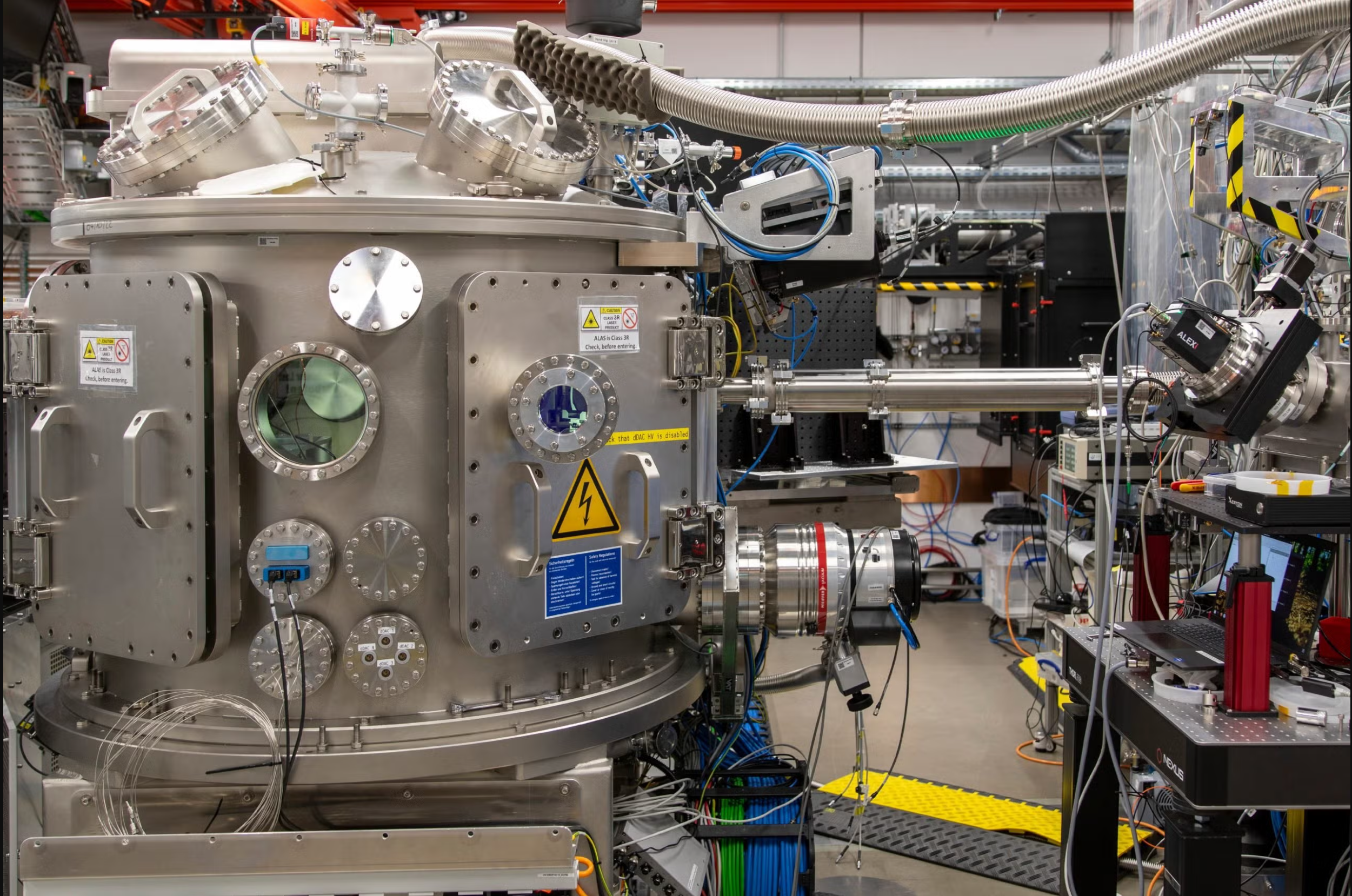 At the European XFEL’s HED experiment station, researchers created ice XXI in diamond anvil cells and probed its structure with ultrashort X-ray flashes. 