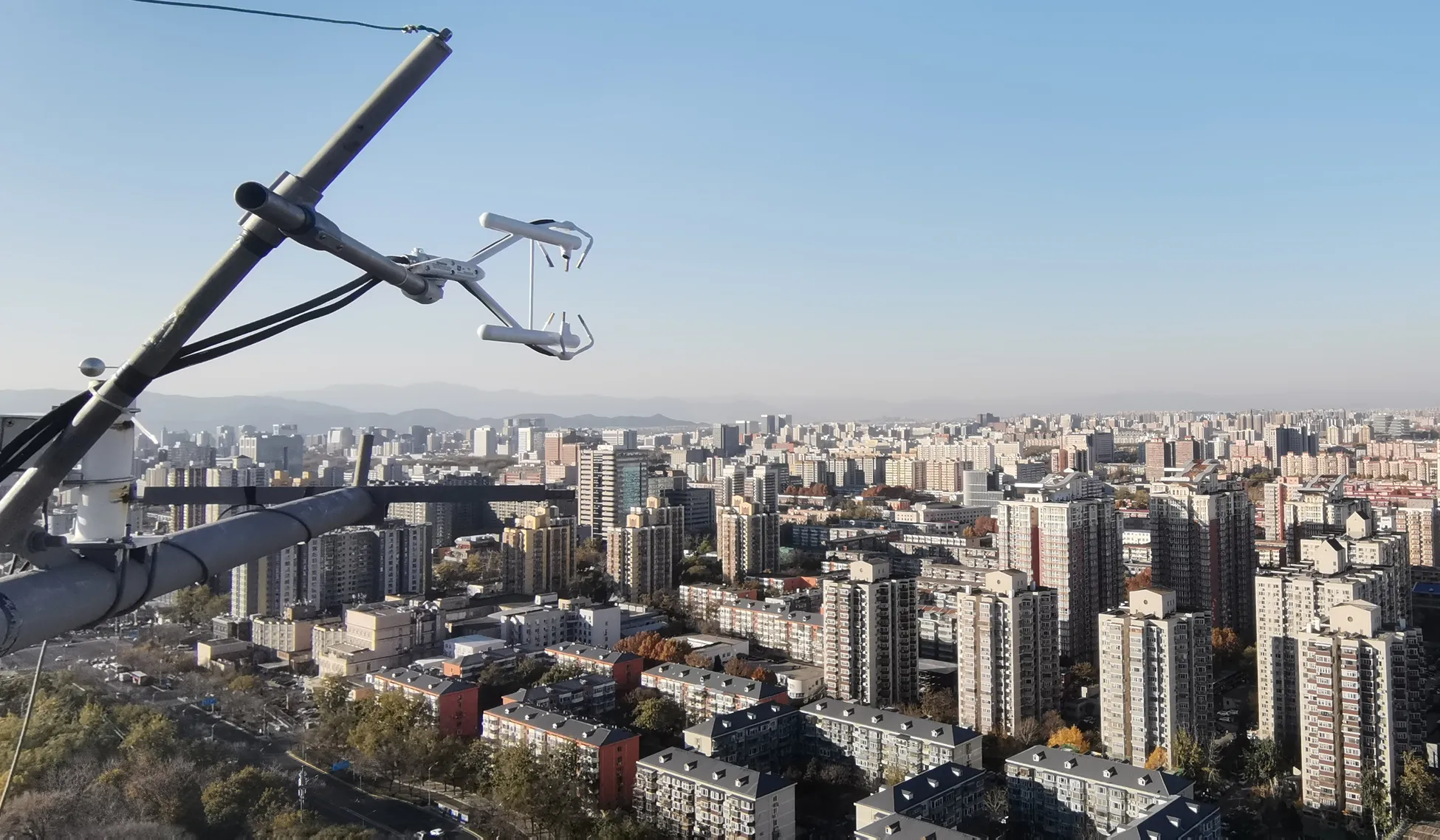 The direct emission measurement system was set up on a platform 102 meters high on Beijing's meteorological tower, as well as in a laboratory at its base.