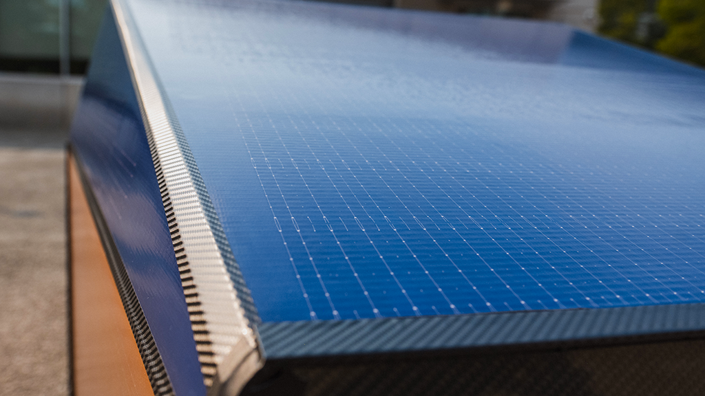 Solar power is not treated as a small accessory on the Luminetta. It forms a central part of the vehicle’s energy strategy.