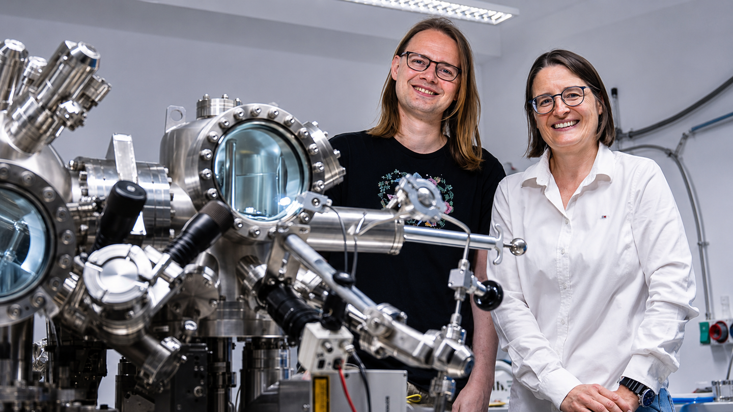 Nanoscale imaging shows ice can form across flat microcline surfaces without relying only on cracks or step edges.