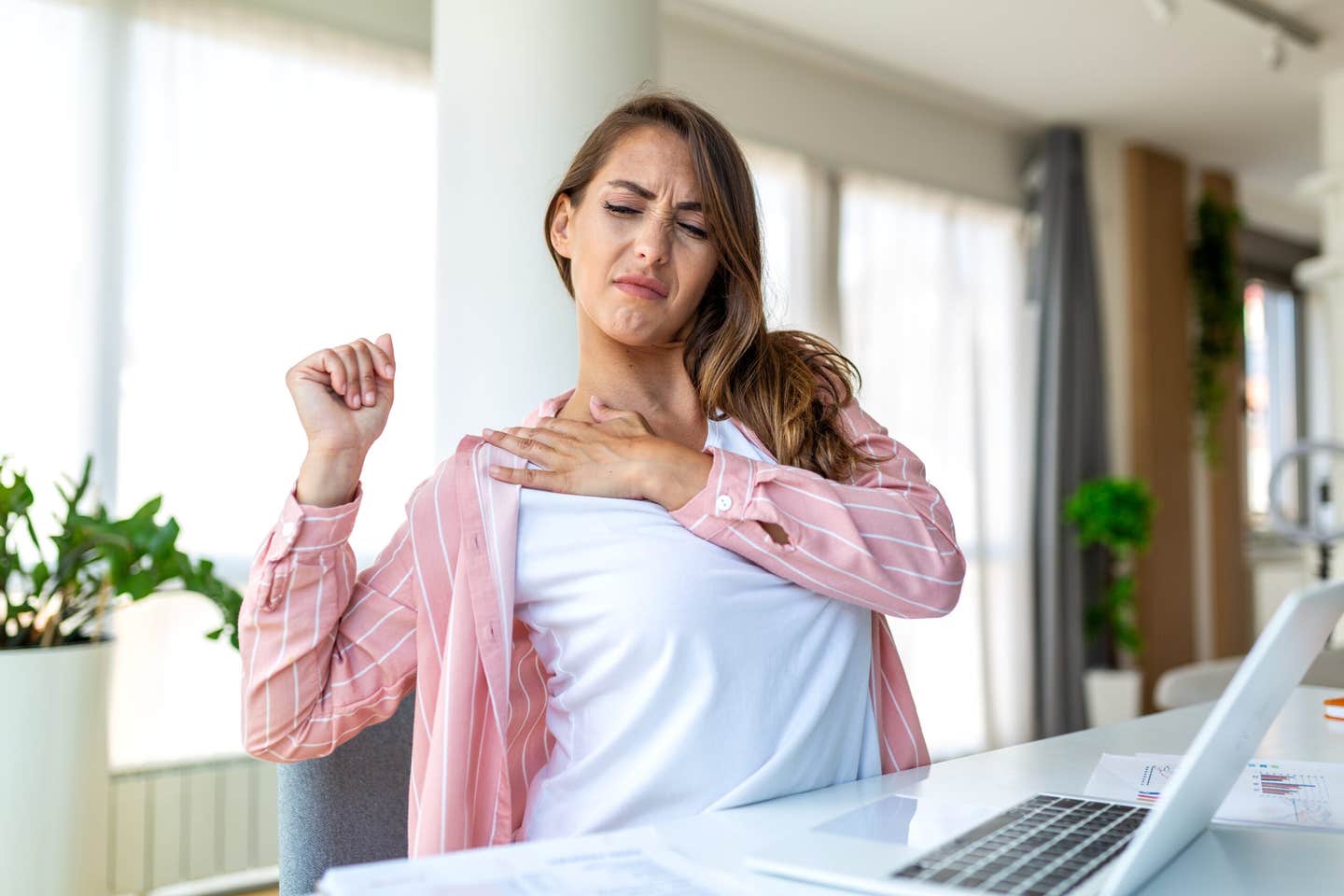 A study finds posture influences emotions and decision-making, with upright sitting linked to higher confidence and smarter risks.