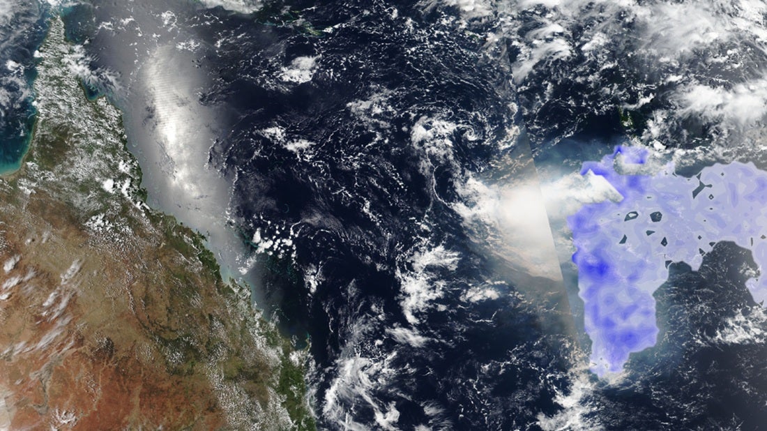 Satellite image using the VIIRS satellite on 16 January 2022, 13:30 UTC, showing in blue the cloud of formaldehyde measured by TROPOMI. To the left is the Australian coast of Queensland.