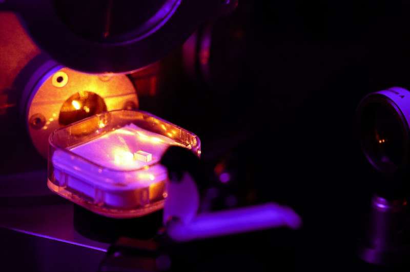 Close-up of the quantum memories. 