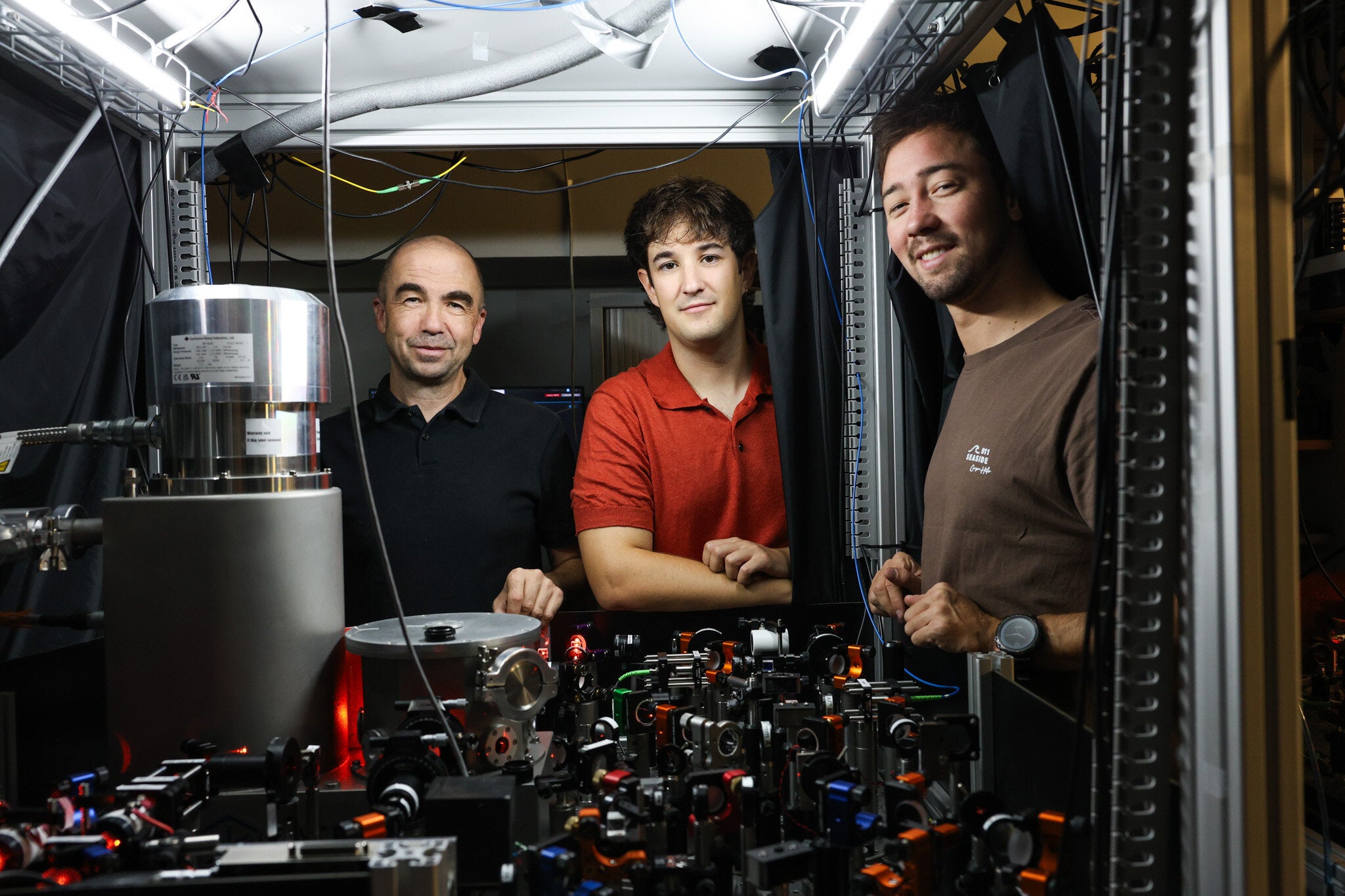 From left to right: Prof. Hugues de Riedmatten, Alberto Rodríguez Moldes and Jonathan Hänni at their lab at ICFO.
