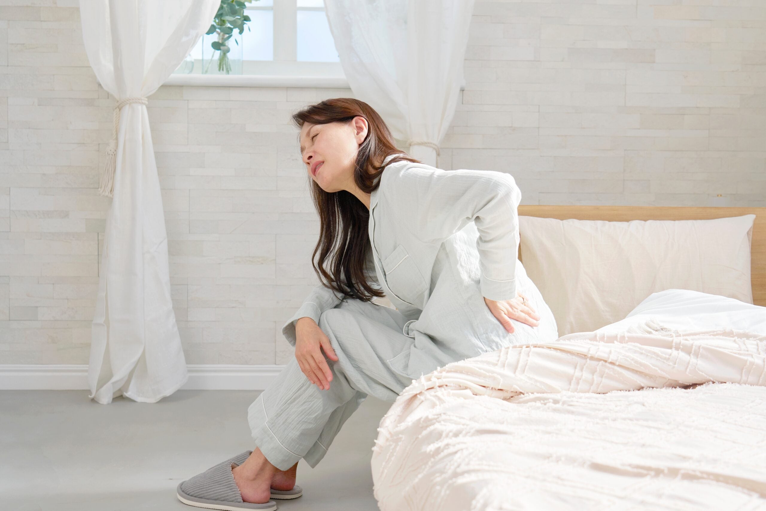 Acute and chronic pain both improved, with no statistically significant difference between their overall effects.