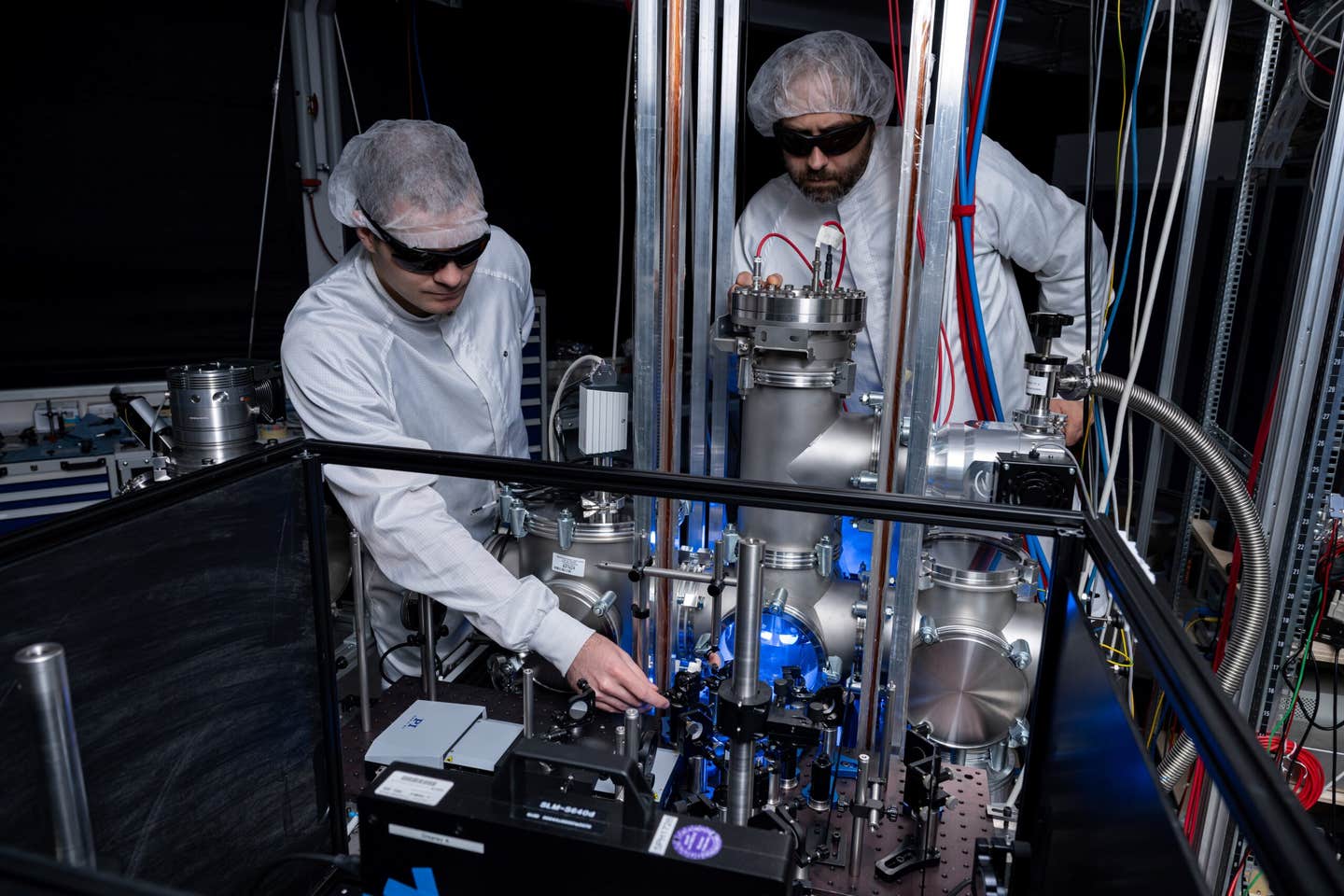 Physicists Darius Köhnke (left) and Hans-Christian Ahlswede in front of the experimental setup they used to generate three-dimensional light fields.