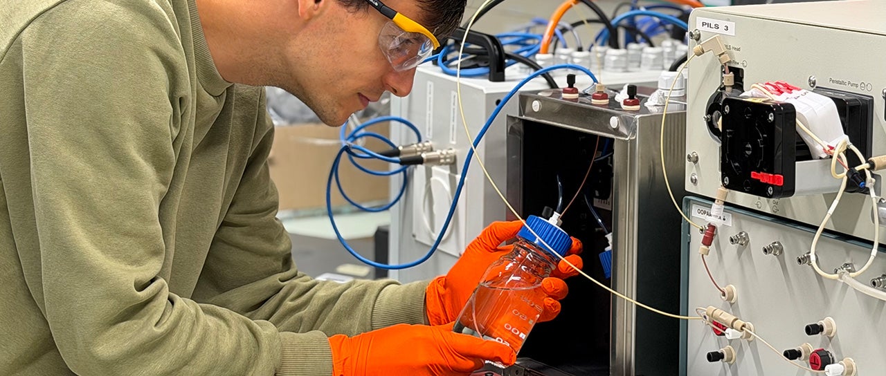 Battist Utinger is studying the oxidative potential of fine particulate matter in the laboratory. A device developed at the University of Basel can measure how much these particles can trigger harmful oxidative reactions.