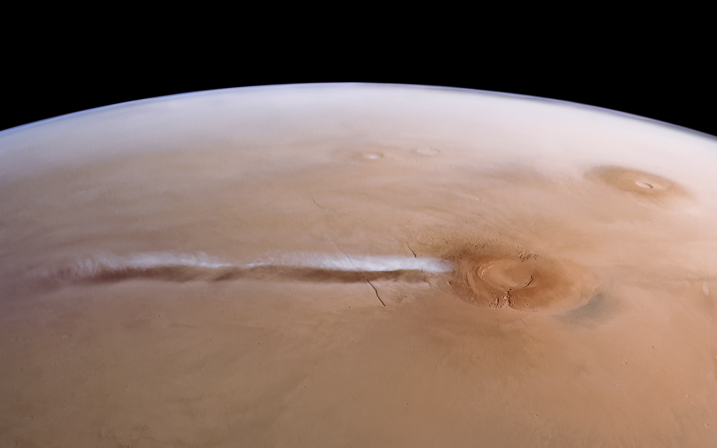 The Arsia Mons Elongated Cloud as seen by Mars Express. A new model suggests Mars’s 1,800-kilometer cloud forms ice without dust seeds, though the mechanism still needs confirmation.